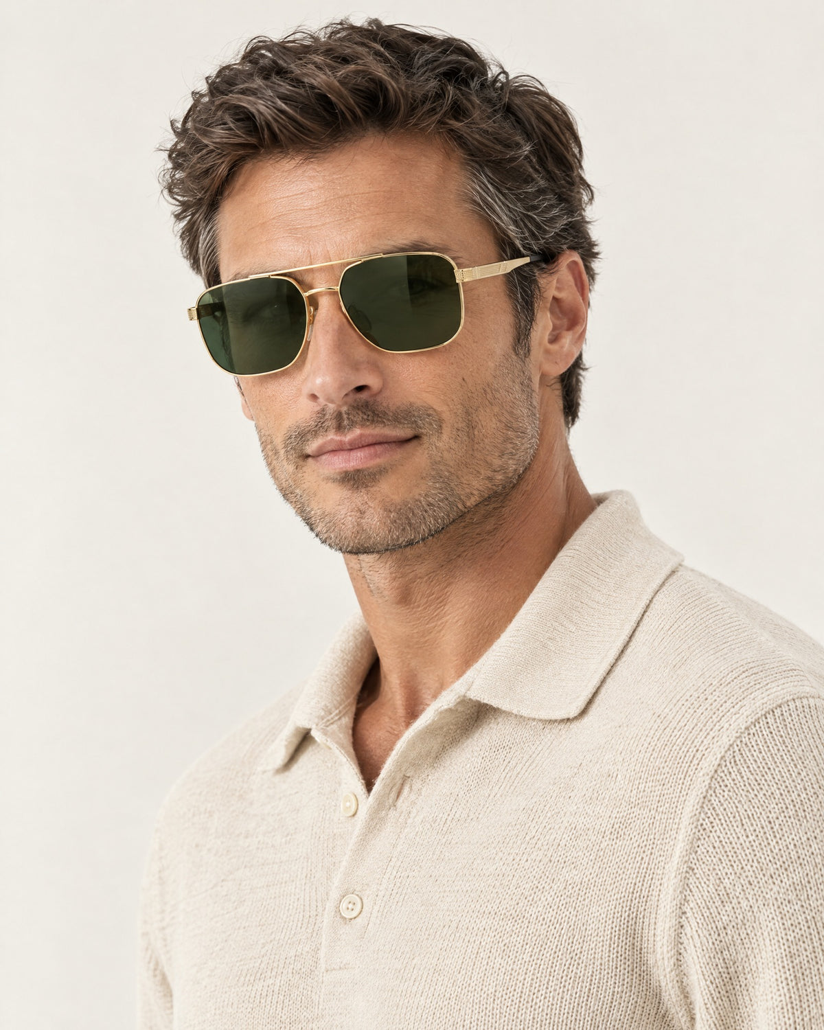 Aviator Sunglasses in Gold / Green – on model