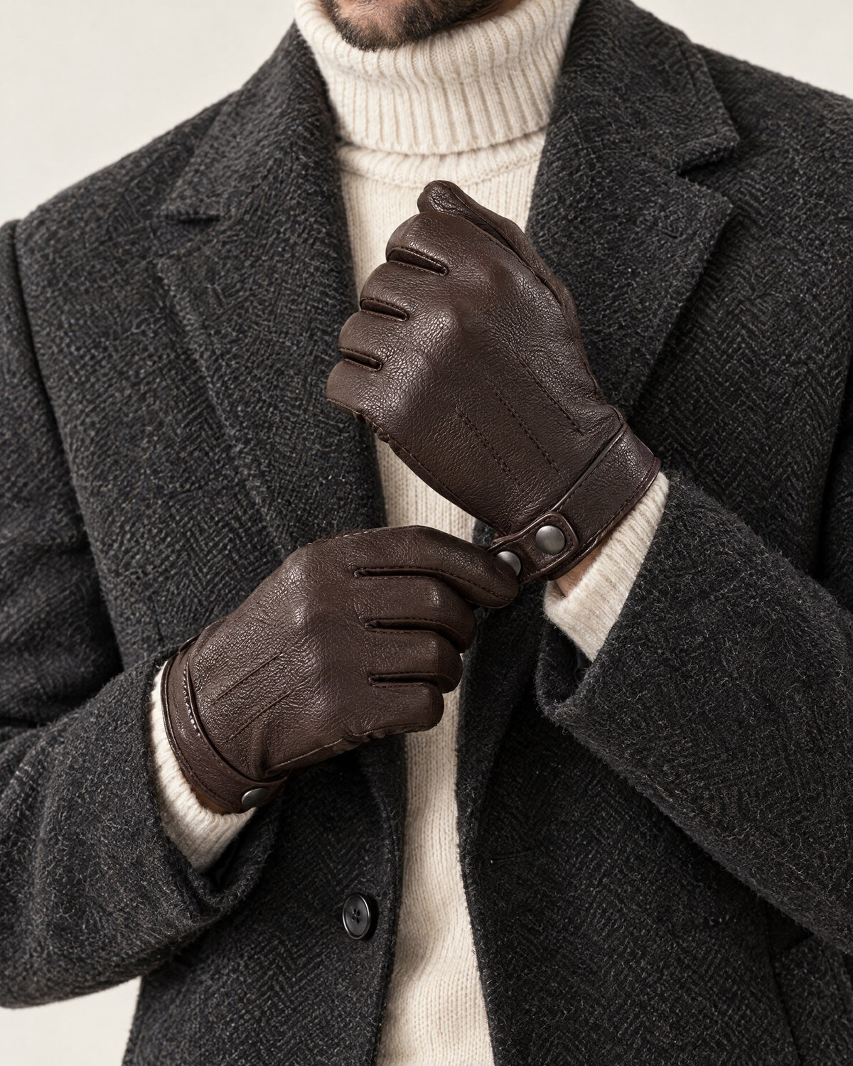 Turbie Gloves in Brown – on model, close-up